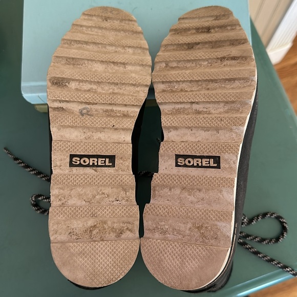 Sorel black leather and suede shoes. Excellent condition. - Picture 5 of 9